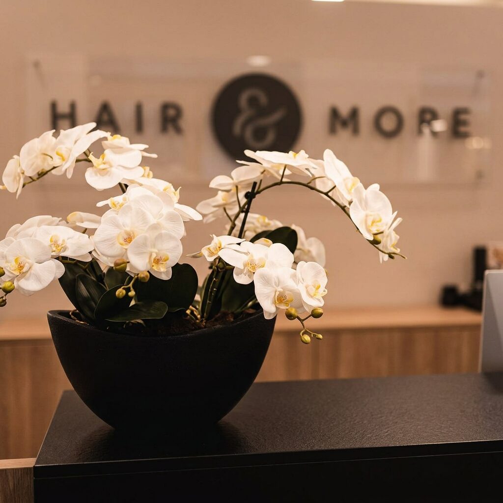 Orchidee auf dem Empfangstresen von Hair & More in Frauenfeld