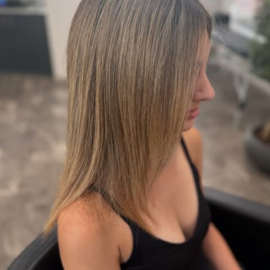 Blondes Haar mit feinen Highlights und weichem Farbverlauf – Kundenresultat von Hair & More in Frauenfeld