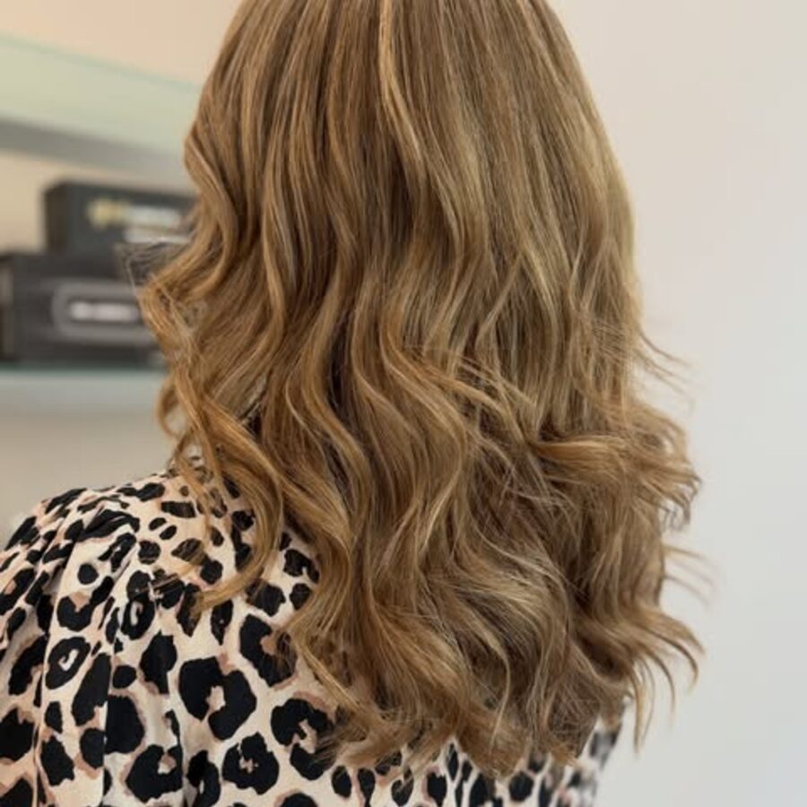 Lange Wellen in warmem Blond – Kundenresultat von Hair & More