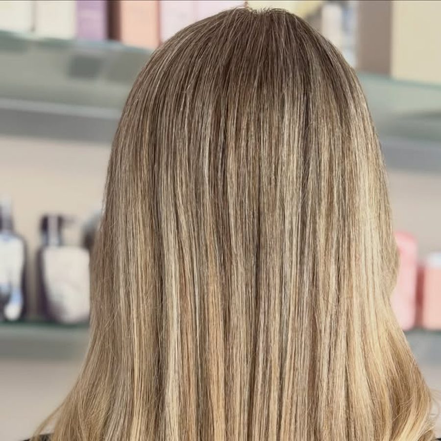 Sun Kissed Balayage in weichem Blond – Kundenresultat von Hair & More in Frauenfeld